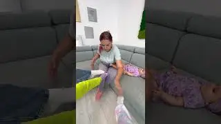 👧🏻 MAMA ÎI Pupă PICIOARELE lui ARI 👶 #shorts #viral #marashorts