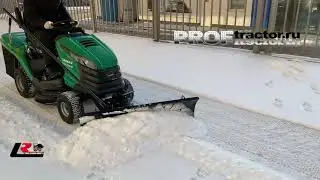 Садовый трактор Caiman Rapido 2wd 92 работает с снегоуборочным отвалом.