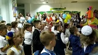 Первоклассники танцуют с фиксиками.