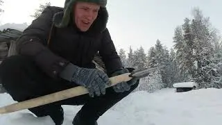 В дедовской избе. Так отец научил, чтобы ноги не замерзли.