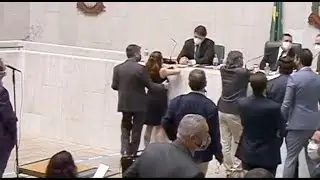Deputado Fernando Cury passa a mão no seio da deputada Isa Penna durante sessão da Alesp