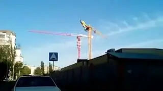 Сильным ветром раскрутило подъемные краны в Новороссийске