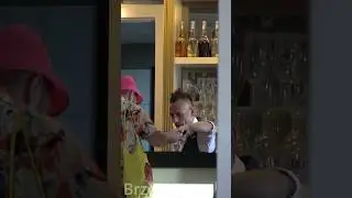 Janusz przelewa wódę na zapas