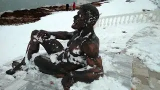 Евпаторию накрыло снегом. 5 января люди купаются  в море .