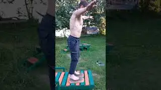 Стояние на подушках пальцев на гвоздях...