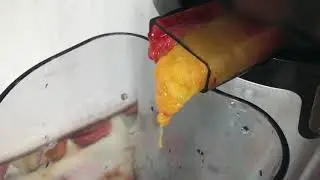 Свежевыжатый сок из клубники и манго