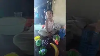baby sell fruit