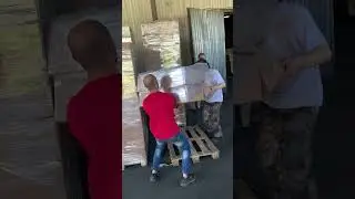 Загрузка фуры на складе 