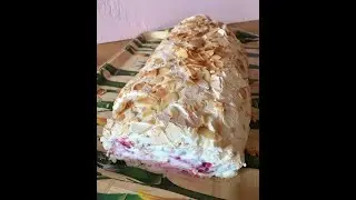 Меренговый рулет с ягодной начинкой