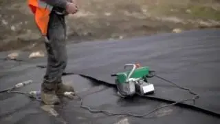 Сварка геомембраны при помощи автомата LEISTER ASTRO и экструдера LEISTER WELDPLAST S6.