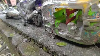 Drive the muddy toys by hand and cleaning water,