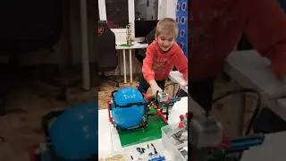 Робот лего EV3 лопает шарик игра для друзей