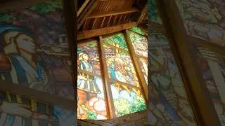 Is jou dit detail in het glas in lood van het Huis van de vijf Zintuigen al opgevallen? 🤩 #efteling
