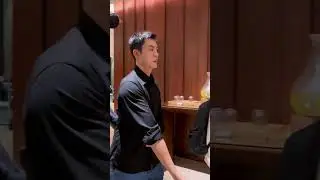 Cute smile!William Chan rolling up his sleeves is so charming陈伟霆顺毛刘海黑衬衫造型太帅了！边走路边挽袖口超苏！酒窝笑超甜 许我耀眼路透