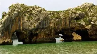 Fotos de: Asturias - Playa de las Cuevas del Mar - Llanes