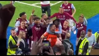 Emi Martinez gives Bertrand Traoré a piggyback after last minute winner😍