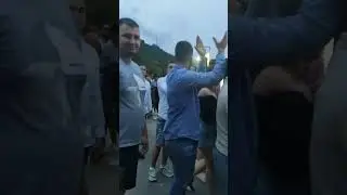 празднует жизнь молодежь в Будве