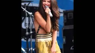 Selena Gomez Appeared Performing Without Pants