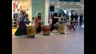 японские барабанщики в меге2 Прикольное видео. Смотреь всем