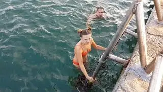 Девушка купается в холодной воде впервые