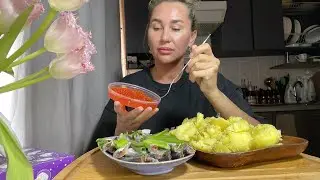 МУКБАНГ/КИЛЬКА СЛАБОСОЛЕНАЯ И КАРТОШКА С КРАСНОЙ ИКРОЙ
