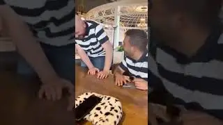 Hanımlar sözleşip kocalarına şaka yapmışlar.Kahvaltıya hepsi aynı tişörtü giydirmiş😃 #shorts #tiktok