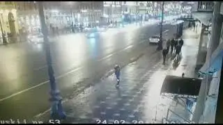 Момент страшной аварии на Невском проспекте в центре Петербурга попал на видео