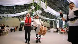 Shihni se si dhendri i thote nenes e gjyshes t'i kendojne nuses se tij😍👏