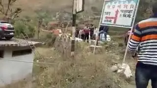 CAR कैसे पहुंची घर की छत पर देखिए इस वीडियो में