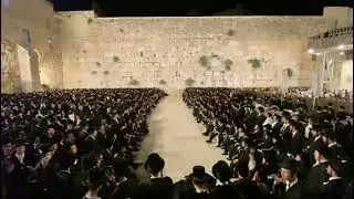 Hundreds sing Ani Maamin in unison at Kotel-Western Wall