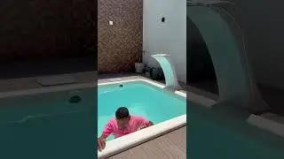 Nem na piscina da pra se esconder. #humor #comedia