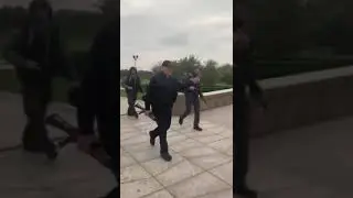 Лукашенко прилетел во Дворец Независимости с автоматом в руках!