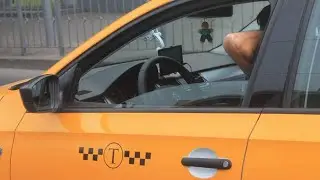 Рассерженная пассажирка с ребёнком сбежала от таксиста, который боится за свой рейтинг в ЯндексТакси