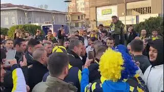 Ali Koç, taraftarların arasında stada geldi