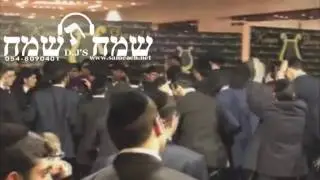 צולם בטלפון נייד מיתוך מחתונה חרדית של בחורי ישיבה  באולמי כינור דוד בית שמש      שמח תשמח djs