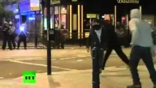 London Riot Battles - Video of rioters fighting police - riots out of control