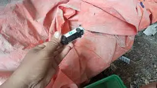 Mencari dan Menemukan Mainan Mobil Balap Kecil Hotwheels di Tumpukan Terpal Warna Oranye