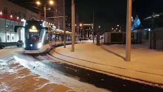 Трамвай 71-931М "Витязь М" выезжает с круга возле остановке "Метро Сокол" на улице Алабяна