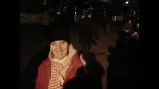 Эйфелева башня зажигает ночные огни