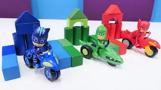 Çocuk oyuncakları. Pijamaskeliler motorlar için garaj yapıyor. Çocuklar için eğitici video.