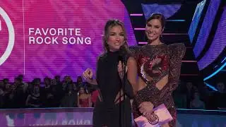 Jessie James Decker and Roselyn Sanchez Present Favorite Rock Song | AMAs 2022
