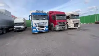 В красное и белое на бело-синем