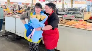 Пошли поздравить Наших Девочек..Привоз