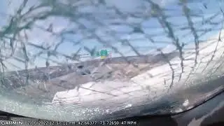 Вот почему нужно счищать снег с крыши авто!