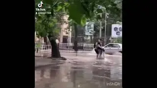 На электросамокатах в дождь