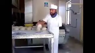 Печёт хлеб одной рукой