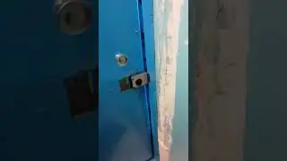 Установил накладной замок Аллюр, на общую дверь