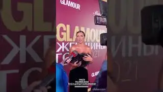 Ян Гэ гладит Анну Седокову на премии Glamour «Женщины года — 2021»