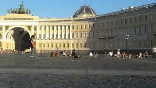 Уличный музыкант на дворцовой площади в Питере