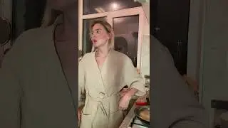 помогает готовить